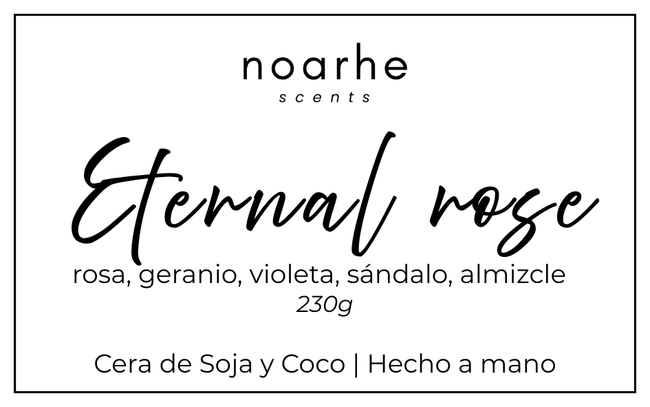 Imagen Principal: Vela artesanal Eternal Rose con rosa de cera esculpida a mano y campana de cristal para regalo de San Valentín.
Detalle del Producto: Primer plano de rosa roja artesanal en vela de cera de soja y coco Noarhe Scents.
Ambiente/Decoración: Vela artesanal con fragancia a rosas frescas y cúpula de cristal decorativa para el hogar.