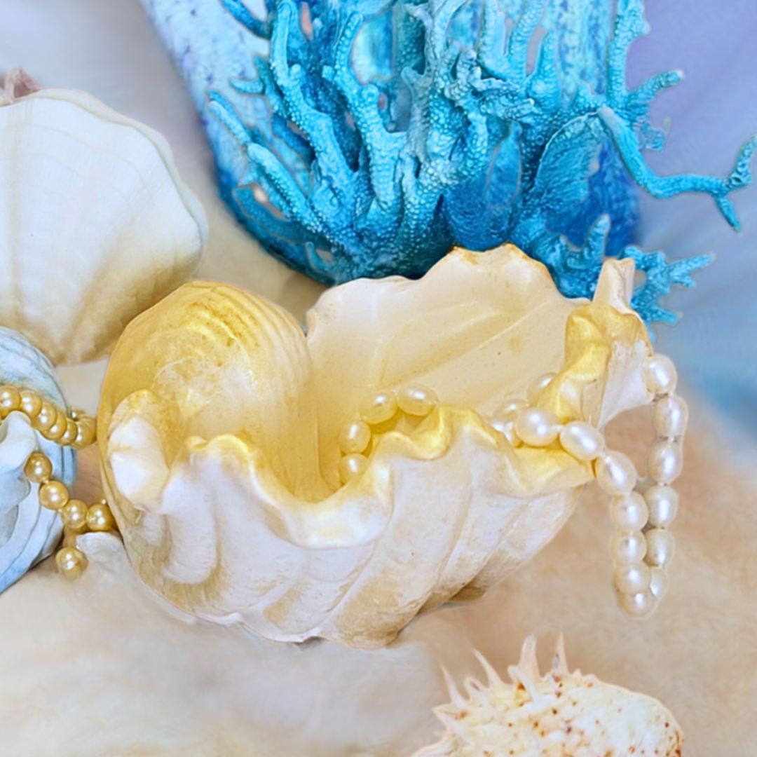 Inspirada en la belleza del océano, Venus es una delicada bandeja con diseño de concha marina, elaborada artesanalmente en resina acrílica biodegradable. Su versatilidad la convierte en el accesorio ideal para guardar joyas, llaves, porta objetos o incluso como recipiente para velas, ya que resiste hasta 200°C.