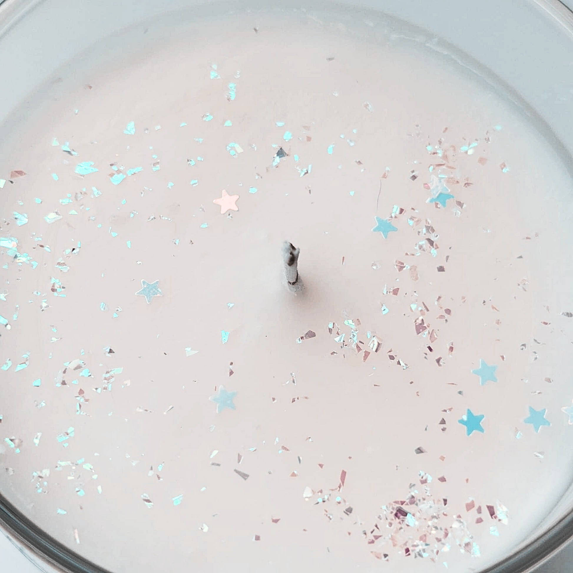 Celebra cumpleaños con magia y aroma: una vela vegana, artesanal y libre de ftalatos, perfecta para regalar y crear recuerdos inolvidables.
