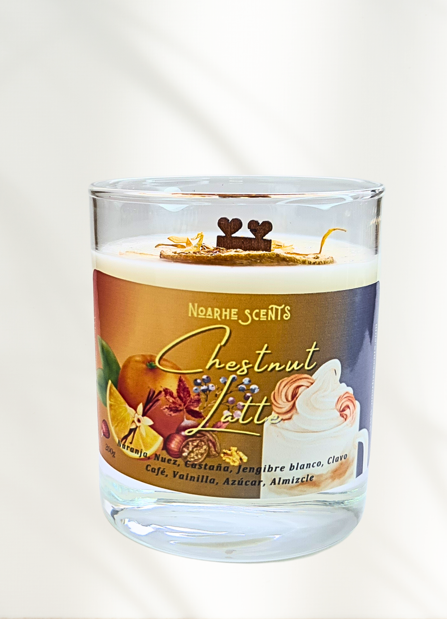Disfruta plenamente del Otoño con nuestra Vela aromática&nbsp;Sweet Chesnut latte, un aroma cálido&nbsp;y único que evoca una lluviosa tarde de otoño,&nbsp;arropada con tu manta favorita en tu sofá&nbsp;y una taza caliente entre tus manos. Una&nbsp;rica fragancia con notas de salida cremosas de&nbsp;Naranja, Coco, Castaña, Nuez, Jengibre Blanco, Clavo.&nbsp;Café, Vainilla, Azúcar, Almizcle