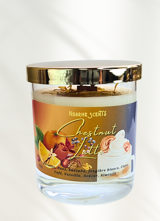 Disfruta del otoño con nuestra Vela Aromática Sweet Chestnut Latte, un aroma cálido y envolvente que te transporta a una tarde lluviosa, envuelto en tu manta favorita con una taza caliente en las manos.