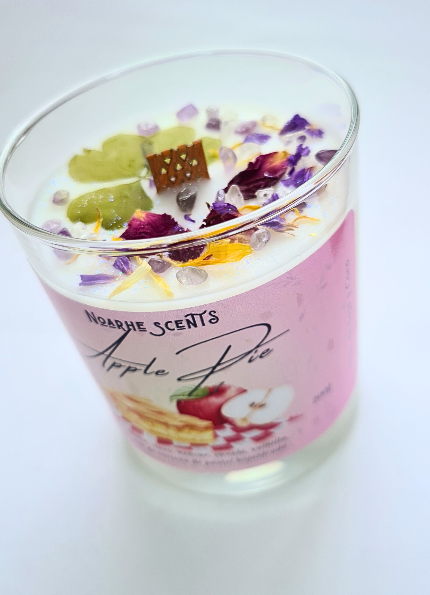 ¡Deléitate con un trozo de tarta de manzana! Disfruta de nuestra vela aromática con irresistibles aromas de canela, manzana y naranja. ¡Llena&nbsp; tu espacio con esta experiencia olfativa tentadora y reconfortante!