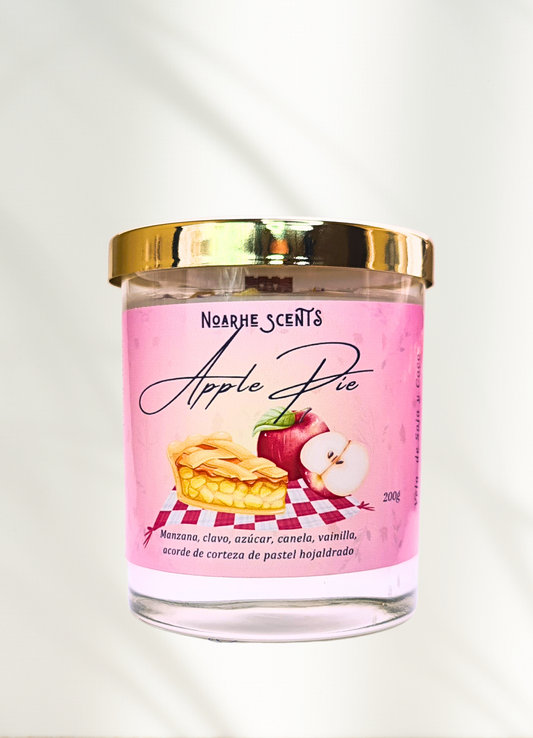¡Deléitate con un trozo de tarta de manzana! Disfruta de nuestra vela con irresistibles aromas de canela, manzana y naranja. ¡Llena  tu espacio con esta experiencia olfativa tentadora y reconfortante!
