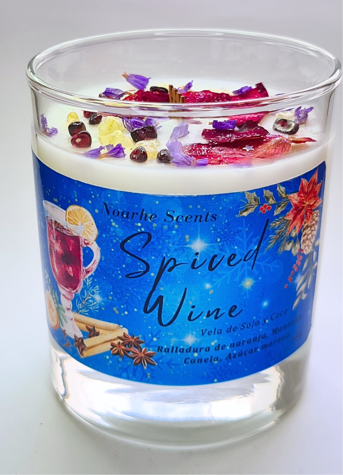 ¡Déjate llevar por el espíritu Navideño con nuestra vela aromática con fragancia a vino caliente! Sus aromas afrutados, dulces y especiados te llevaran a una acogedora noche de invierno, bebiendo una copa de vino caliente junto al fuego de una chimenea.

Esta hermosa fragancia es tan deliciosa como embriagadora, los aromas de&nbsp;ralladura de naranja, hojas de canela, manzana y azúcar moreno son una delicia.