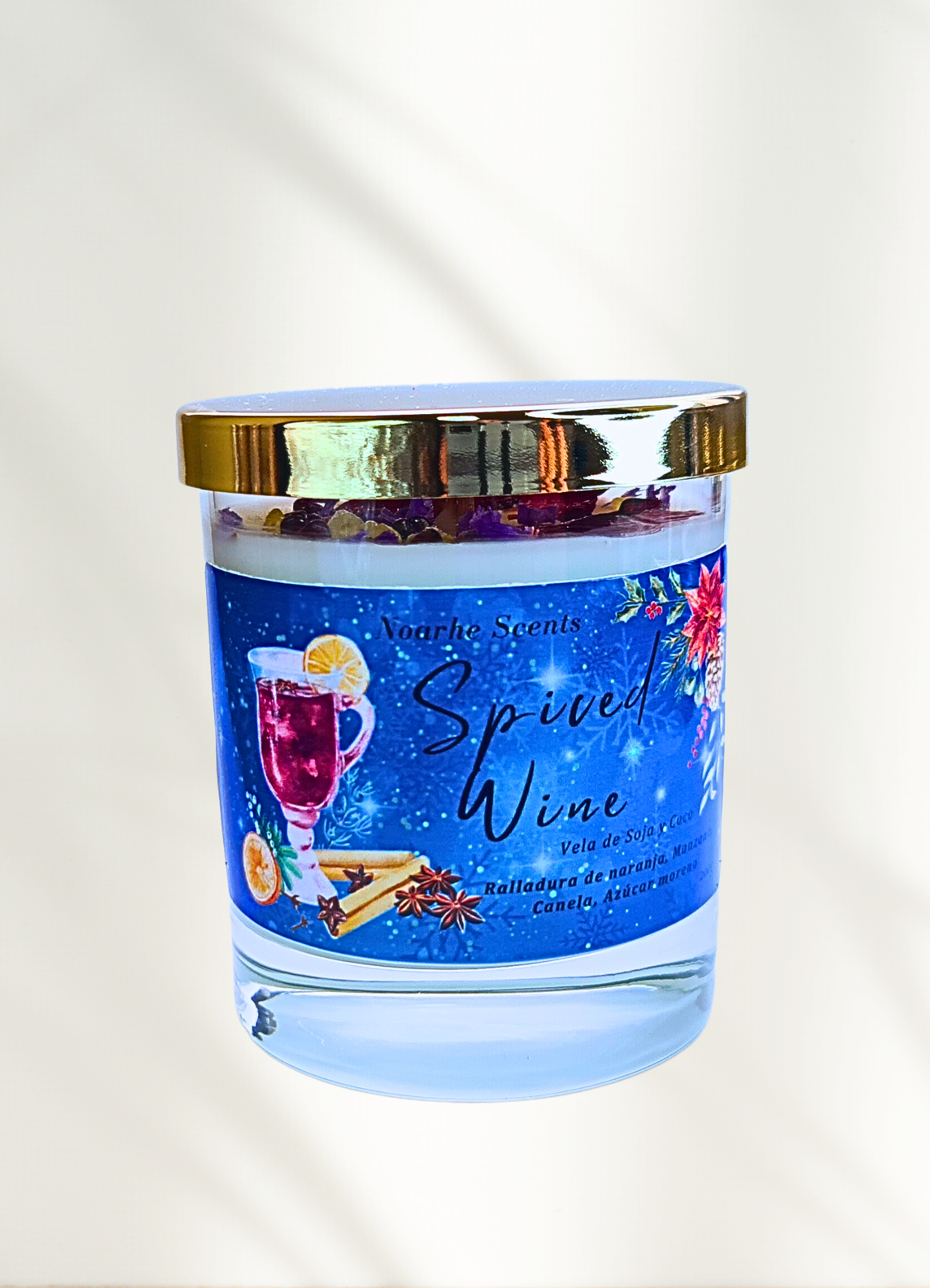 ¡Déjate llevar por el espíritu Navideño con nuestra vela de fragancia a vino caliente! Sus aromas afrutados, dulces y especiados te llevaran a una acogedora noche de invierno, bebiendo una copa de vino caliente junto al fuego de una chimenea.  Esta hermosa fragancia es tan deliciosa como embriagadora, los aromas de ralladura de naranja, hojas de canela, manzana y azúcar moreno son una delicia.