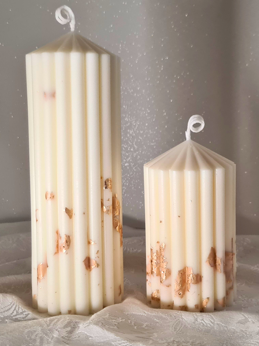 Nuestro pack más actual destaca por su diseño minimalista y sofisticado. Estas velas, decoradas con láminas de pan de oro, son el complemento perfecto para cualquier espacio, aportando un toque de distinción.