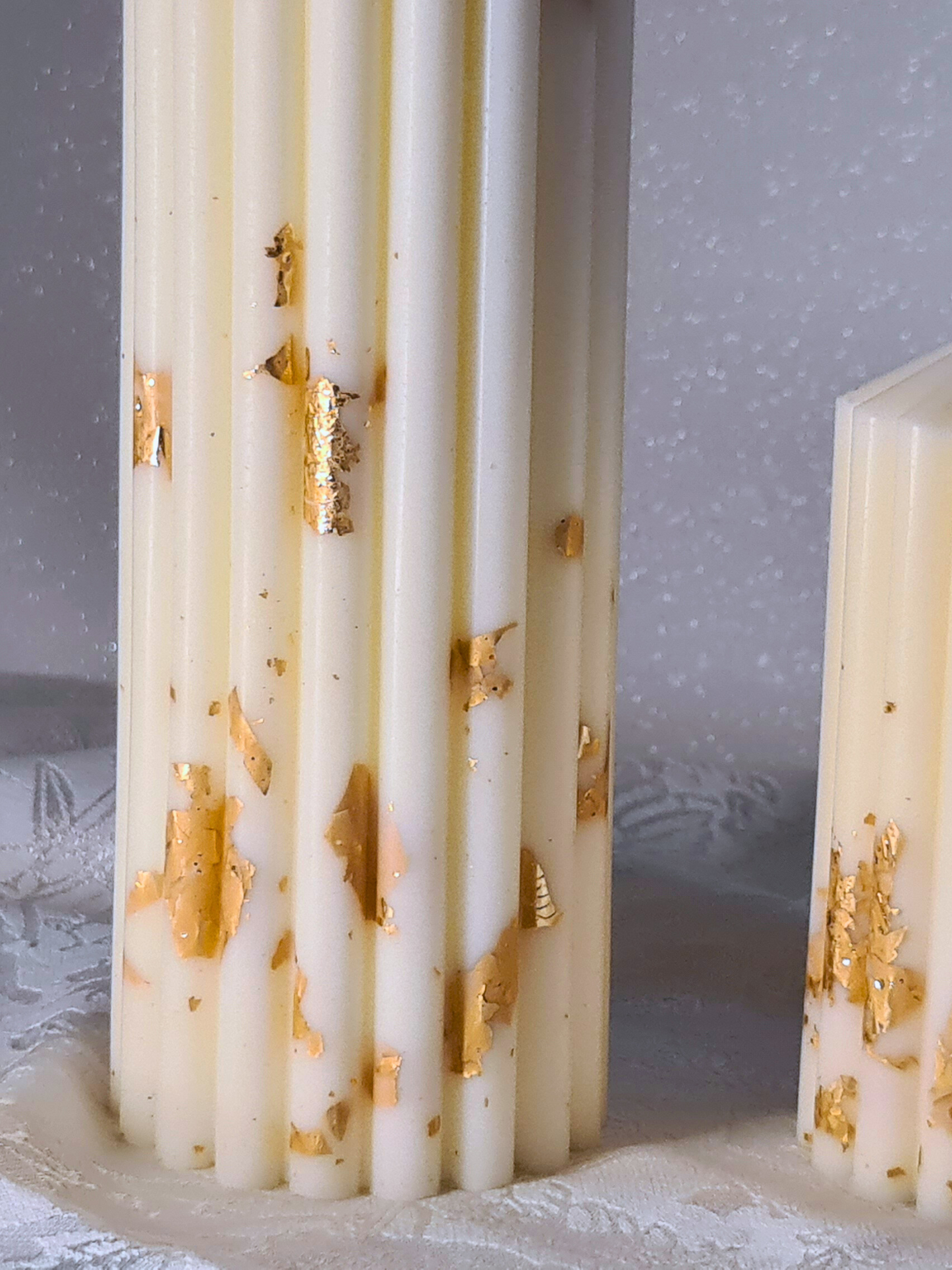 Nuestro pack más actual destaca por su diseño minimalista y sofisticado. Estas velas, decoradas con láminas de pan de oro, son el complemento perfecto para cualquier espacio, aportando un toque de distinción.