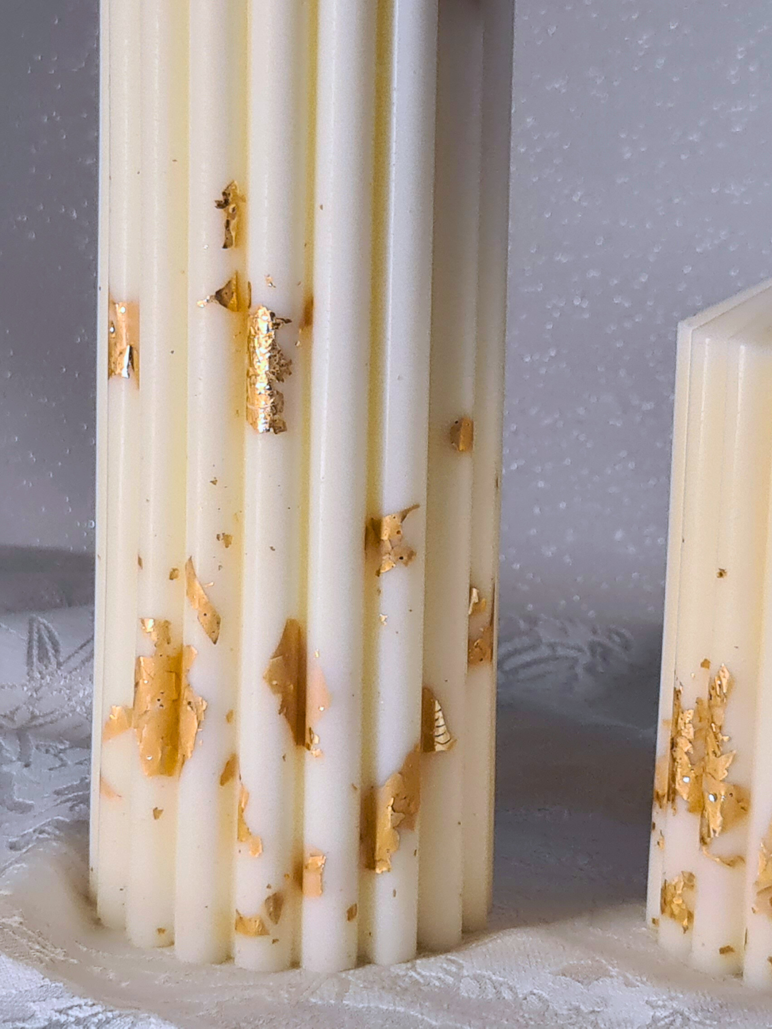 Nuestro pack más actual destaca por su diseño minimalista y sofisticado. Estas velas, decoradas con láminas de pan de oro, son el complemento perfecto para cualquier espacio, aportando un toque de distinción.