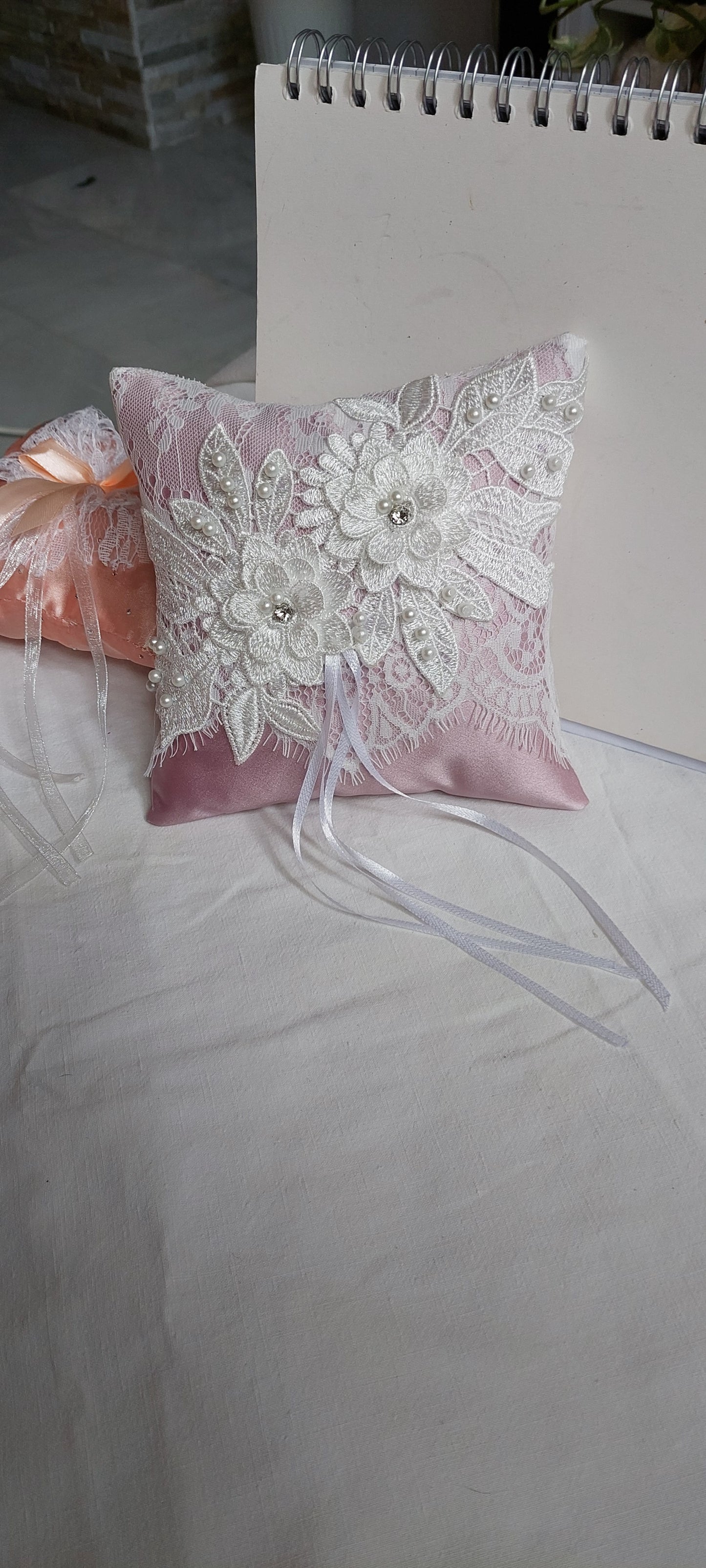 Eternal Rose – Cojín artesanal con bruma de rosas. Un recuerdo hecho a mano para acompañar los momentos que más importan